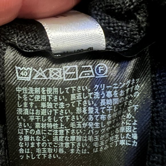 Like new! UNIQLO Charcoal Gray Fine Knit V-Neck Sweater Size Large - Picture 5 of 6